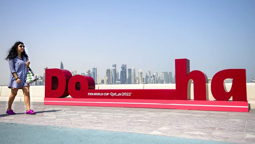 Девушка на набережной в Дохе