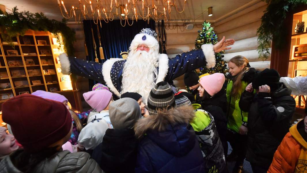 Дети в гостях у Деда Мороза