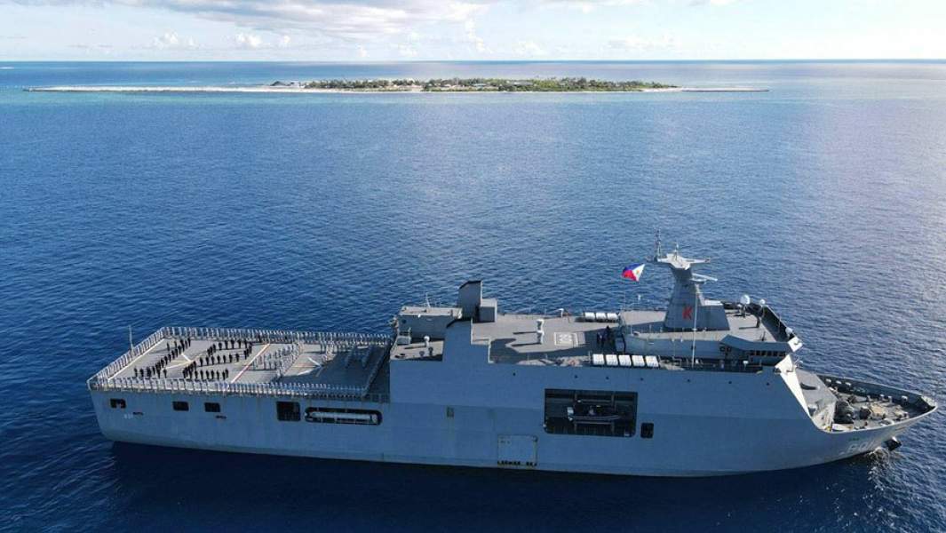 Корабль ВМС Филиппин около спорного острова Титу (Паг-аса) в Южно-Китайском море