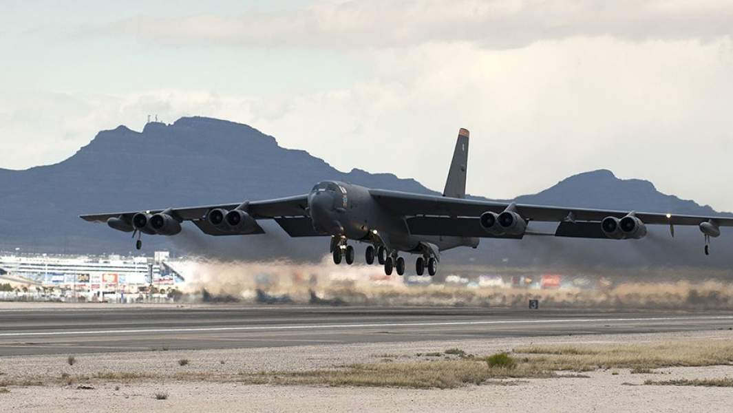 Американский стратегический бомбардировщик B-52 взлетает с авиабазы Неллис