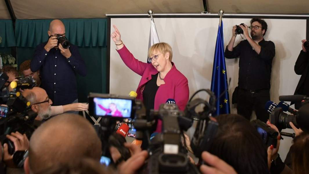 Наташа Пирц-Мусар радуется победе во втором туре президентских выборов 