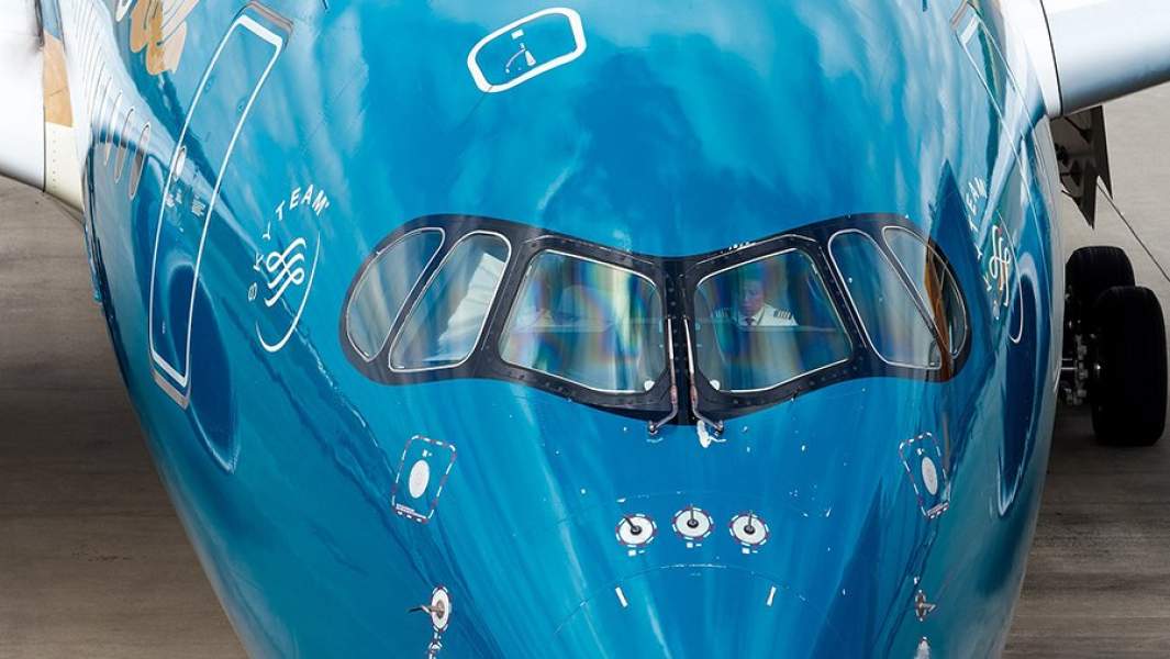 Самолет на стоянке аэропорта