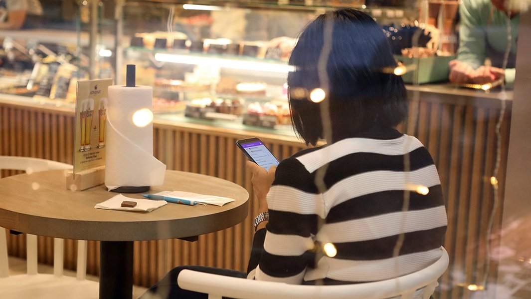 кафе стол соцсети