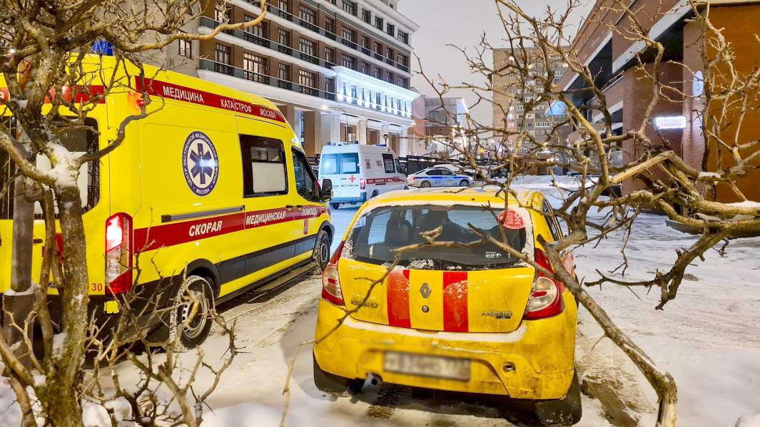 Оперативные службы на месте гибели двух рабочих при падении лифта в «Президент-Отеле» в центре Москвы