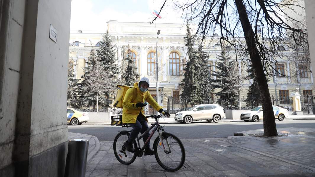 Курьер на фоне Банка России