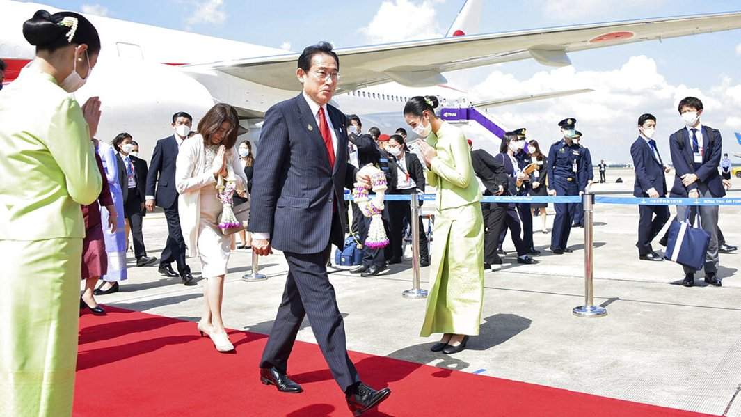 Премьер-министр Японии Фумио Кисида в международном аэропорту Суварнабхуми, Бангкок, Таиланд