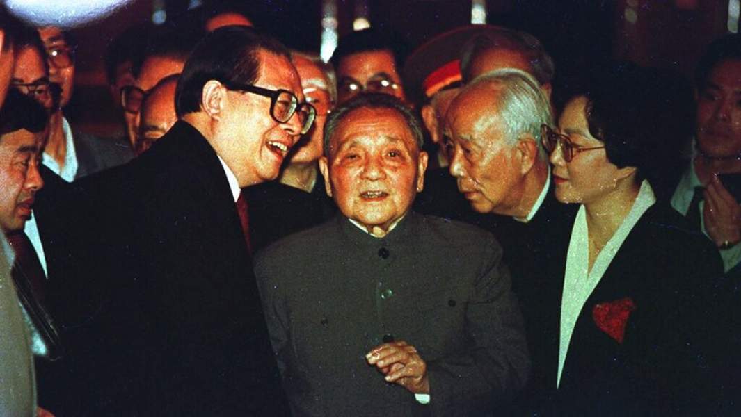 Дэн Сяопин (в центре) беседует с Генеральным секретарем Коммунистической партии Цзян Цзэминем