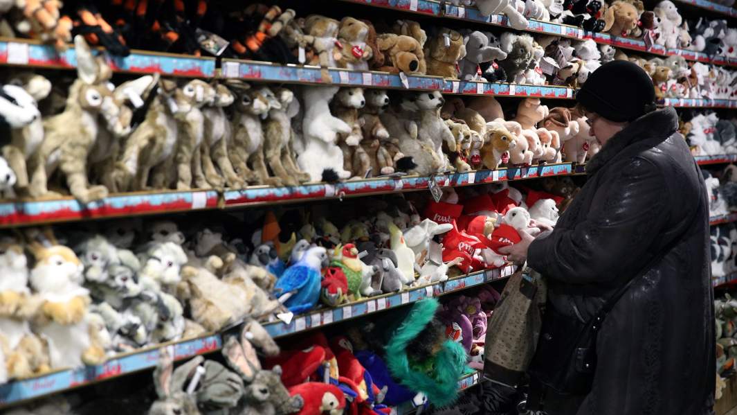 Женщина в магазине игрушек