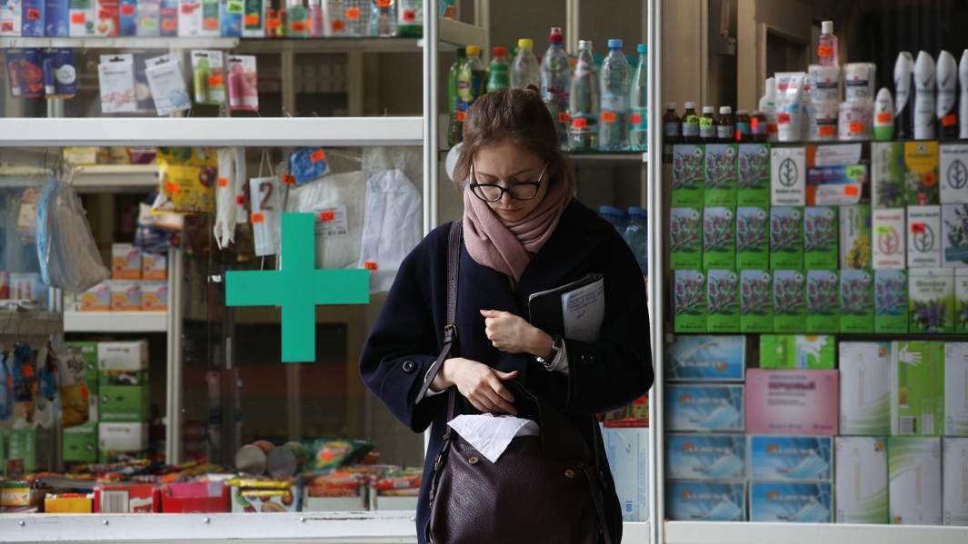 Покупательница в аптеке