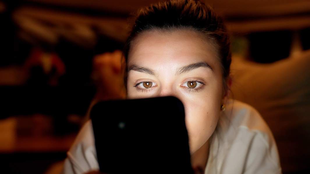 девушка с телефоном 