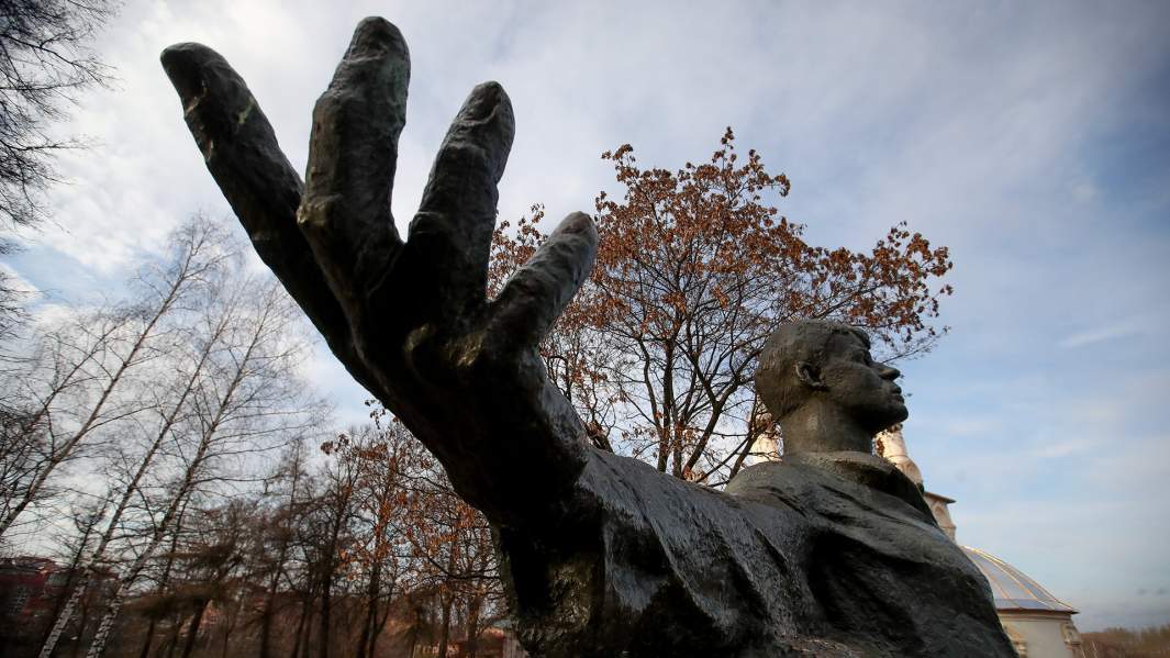 Памятник поэту Сергею Есенину