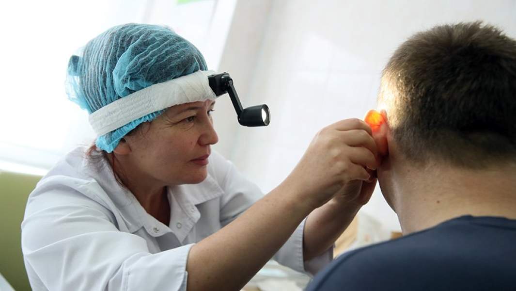 Пациент на приеме у ЛОРа