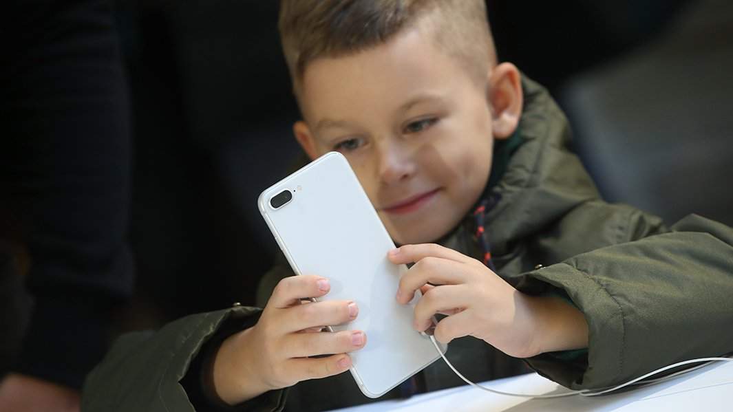 ребенок с телефоном