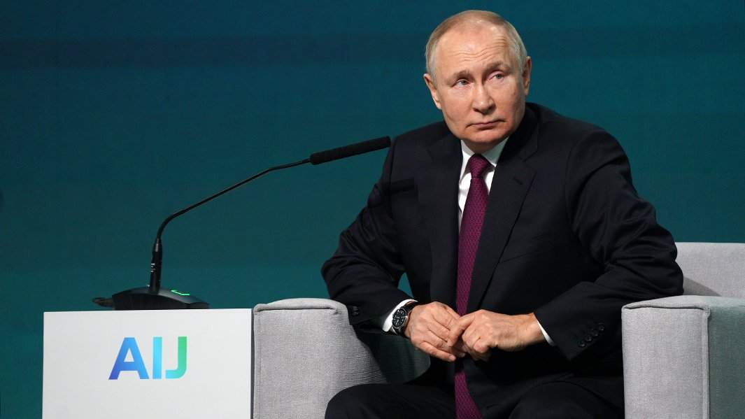 Владимир Путин во время выступления на международной конференции «Путешествие в мир искусственного интеллекта»