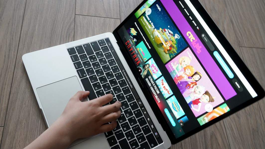 Ноутбук, руки, кино