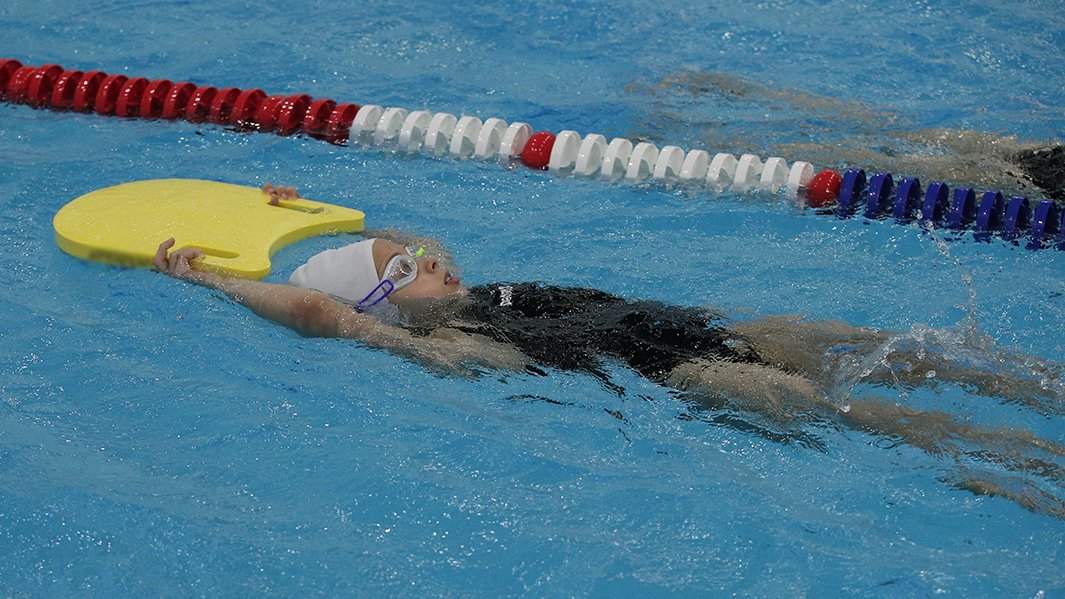 Ребенок в бассейне