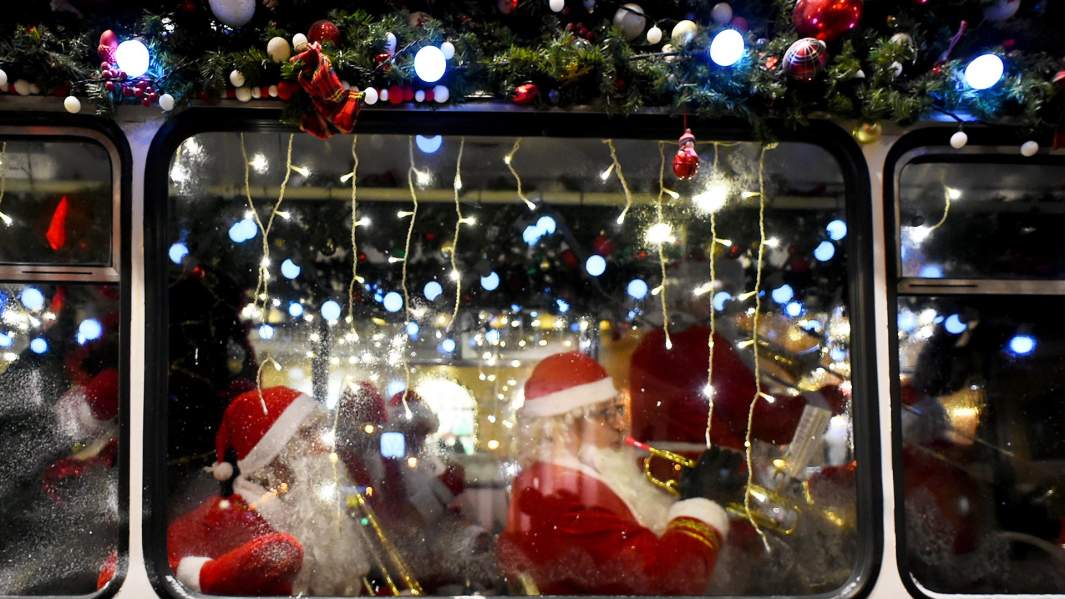 Дед Мороз в праздничном автобусе