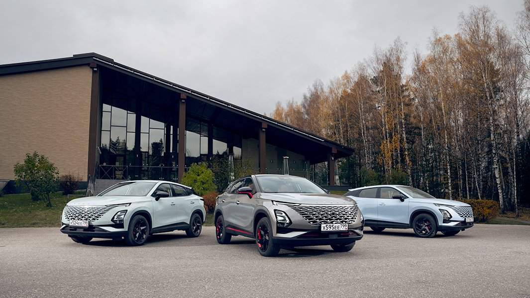 Доплата за двухцветный окрас — 30 тыс рублей. Красные акценты доступны уже в средней комплектации, а красно-черные диски — только у топ-версии