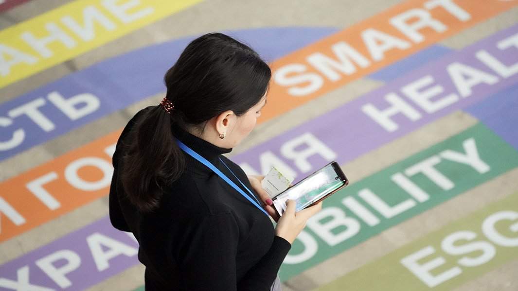 женщина смартфон