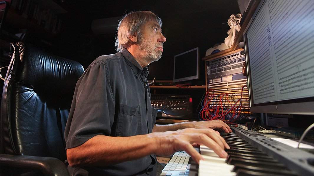 Композитор Эдуард Артемьев в домашней студии