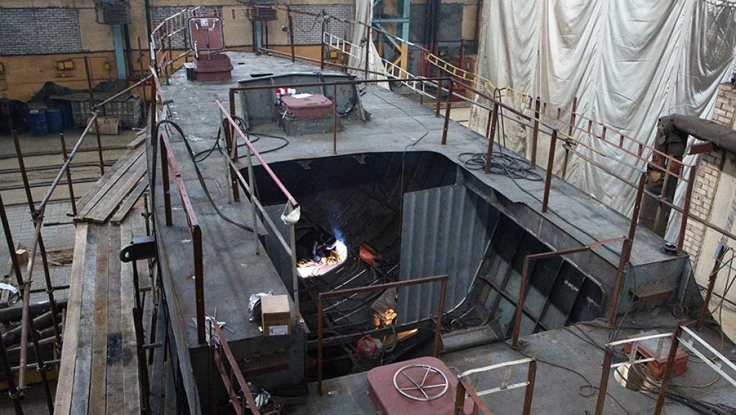 В цехе сборки судов Ярославского судостроительного завода