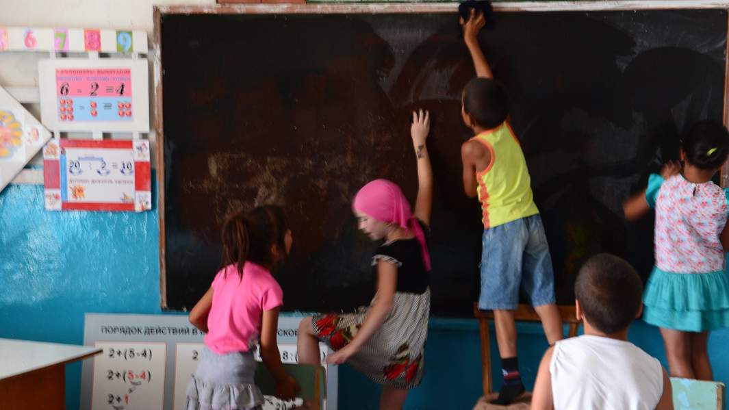 Школьники вытирают доску