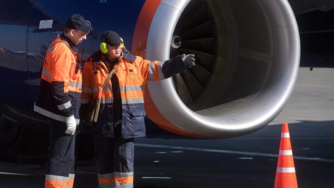 Сотрудники аэропорта