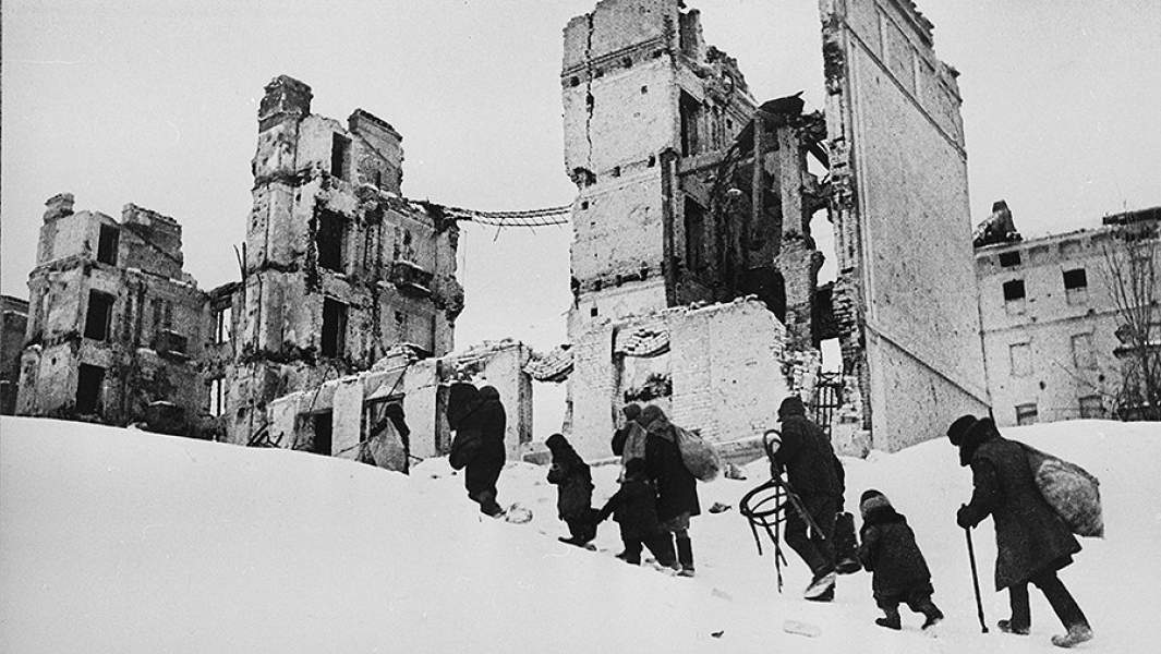 Мирные жители возвращаются в Сталинград, март 1943 года