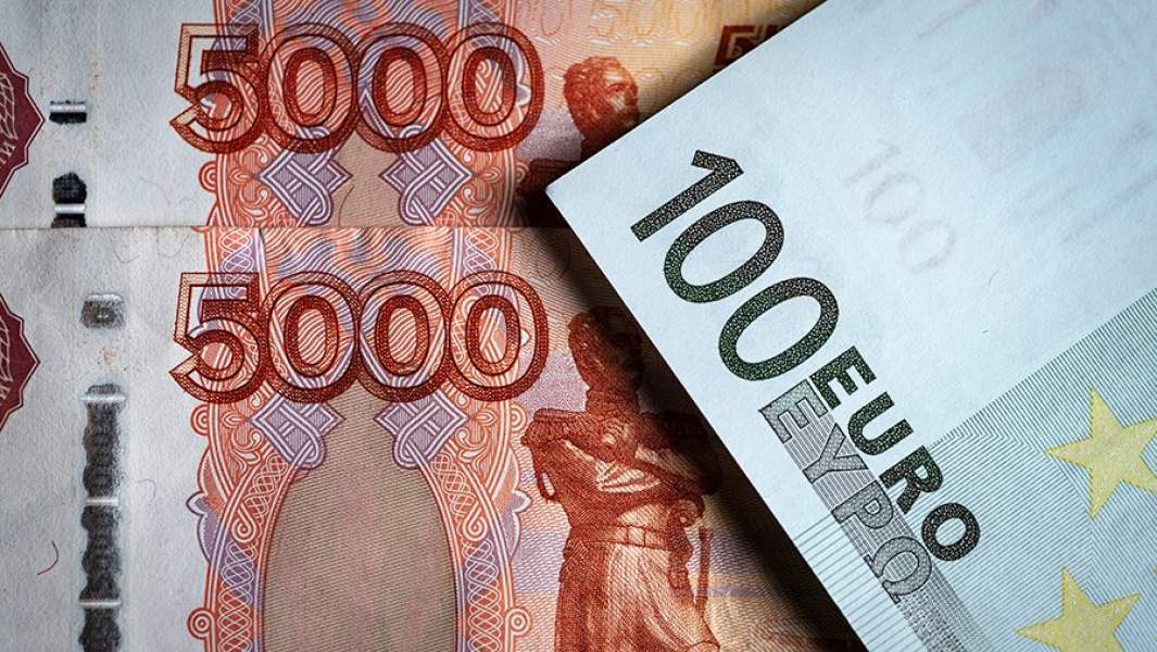 Денежные купюры: российский рубль и евро