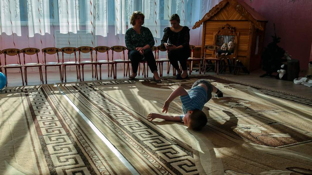 Ребенок играет в детском доме