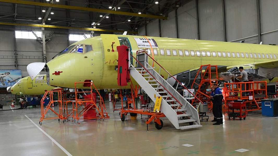 Самолеты в цехе окончательной сборки