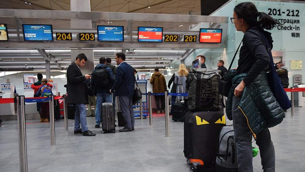 Пассажиры у стойки регистрации в аэропорту Пулково