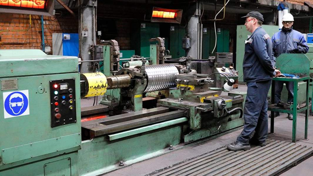 Рабочие в одном из цехов электрометаллургического комбината