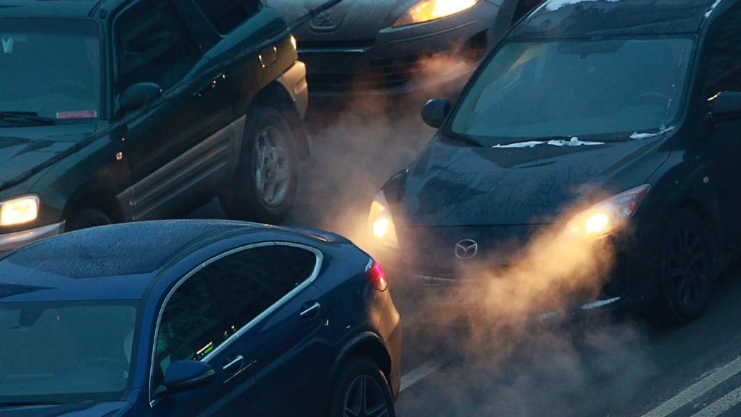 Выхлопные газы в автомобильной пробке