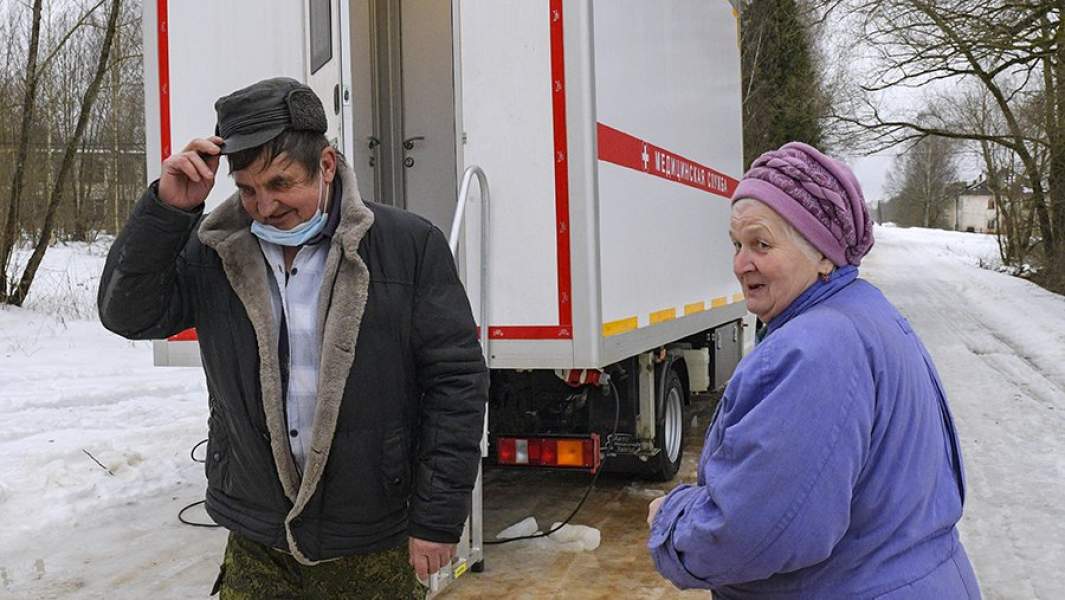 Местные жители у передвижного медицинского комплекса