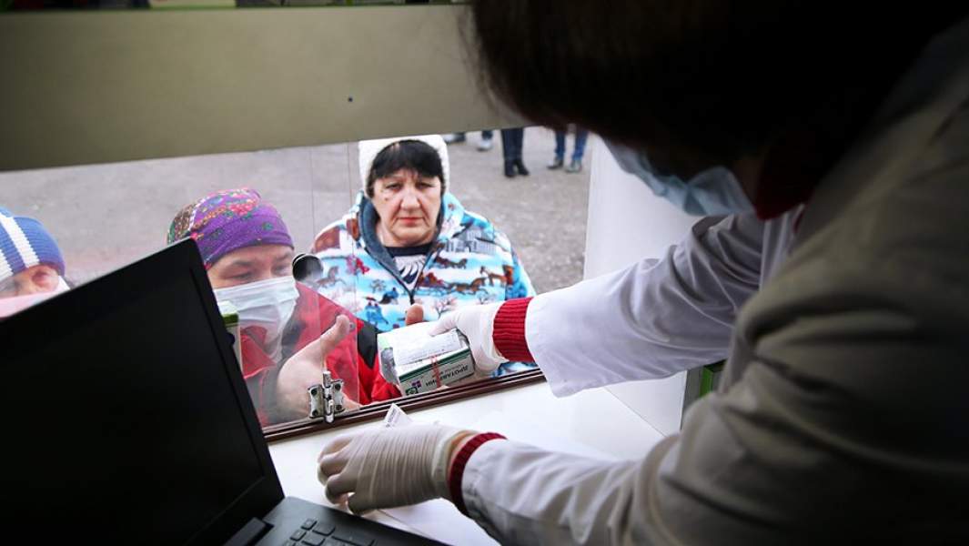 Местные жители села покупают лекарства