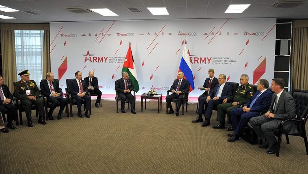 Президент РФ Владимир Путин и король Иордании Абдалла II (в центре слева) во время встречи на площадке международного военно-технического форума «Армия-2021»
