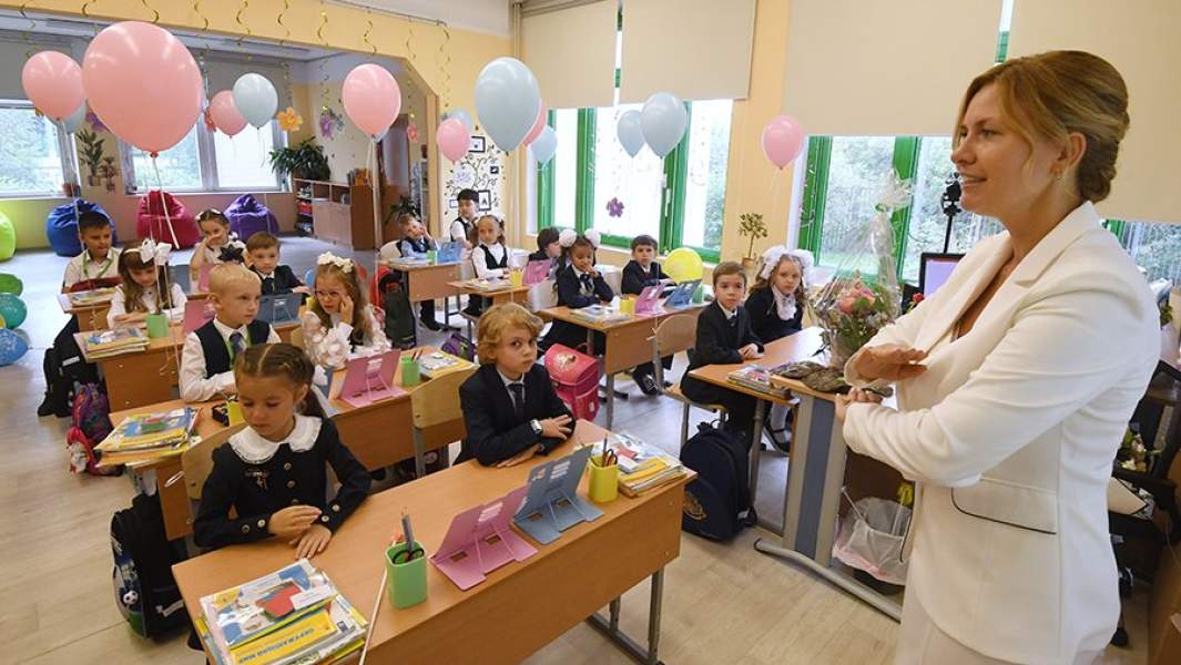 Первоклассники в классе школы