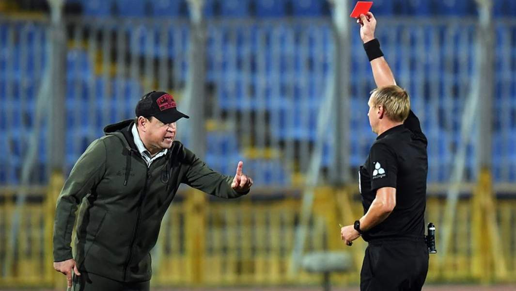 Главный судья матча Сергей Иванов показывает красную карточку  Леониду Слуцкому в матче по футболу между командами ФК «Рубин» и ФК «Зенит»