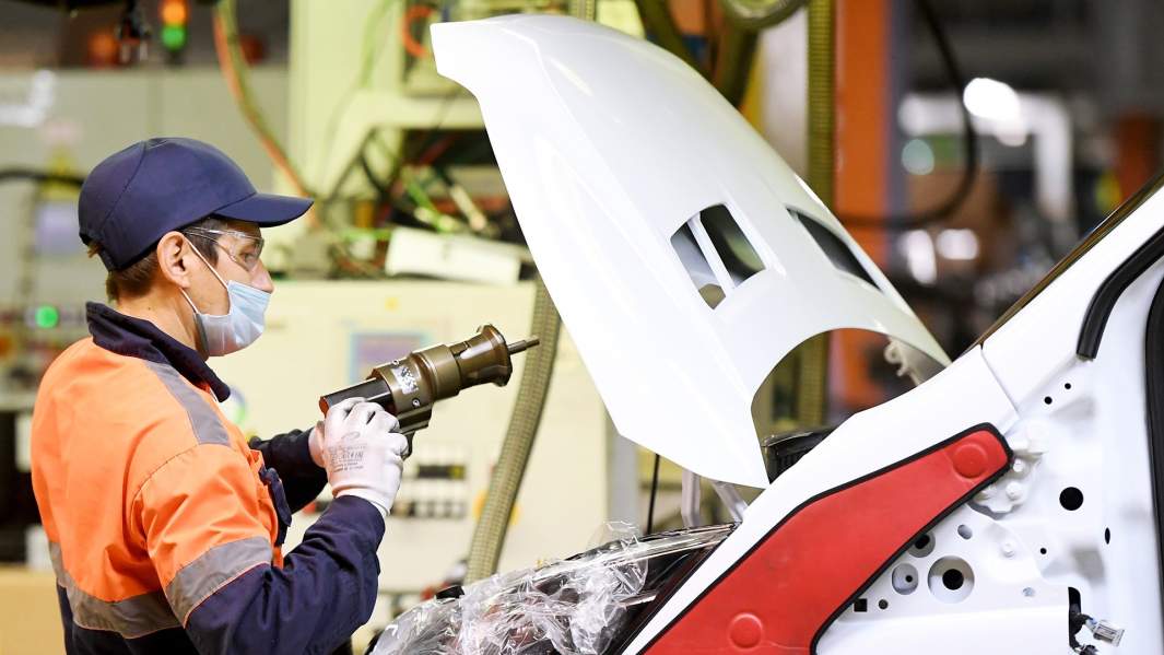 Сборка автомобиля на заводе Sollers