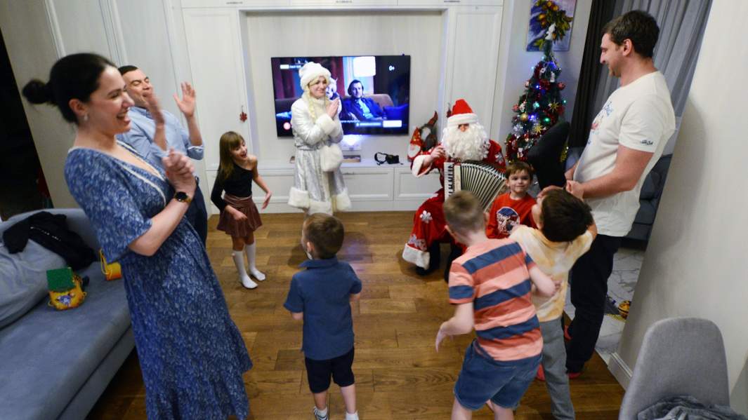 Аниматоры в костюмах Деда Мороза и Снегурочки на домашнем празднике
