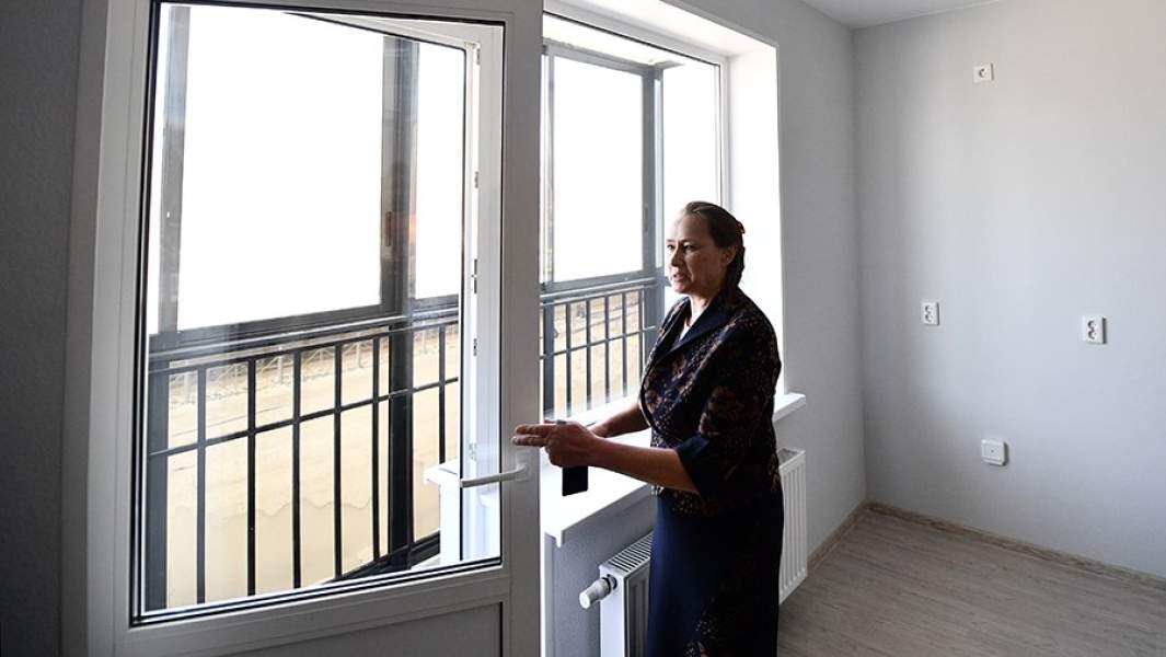 Женщина осматривает свою квартиру в новом ЖК