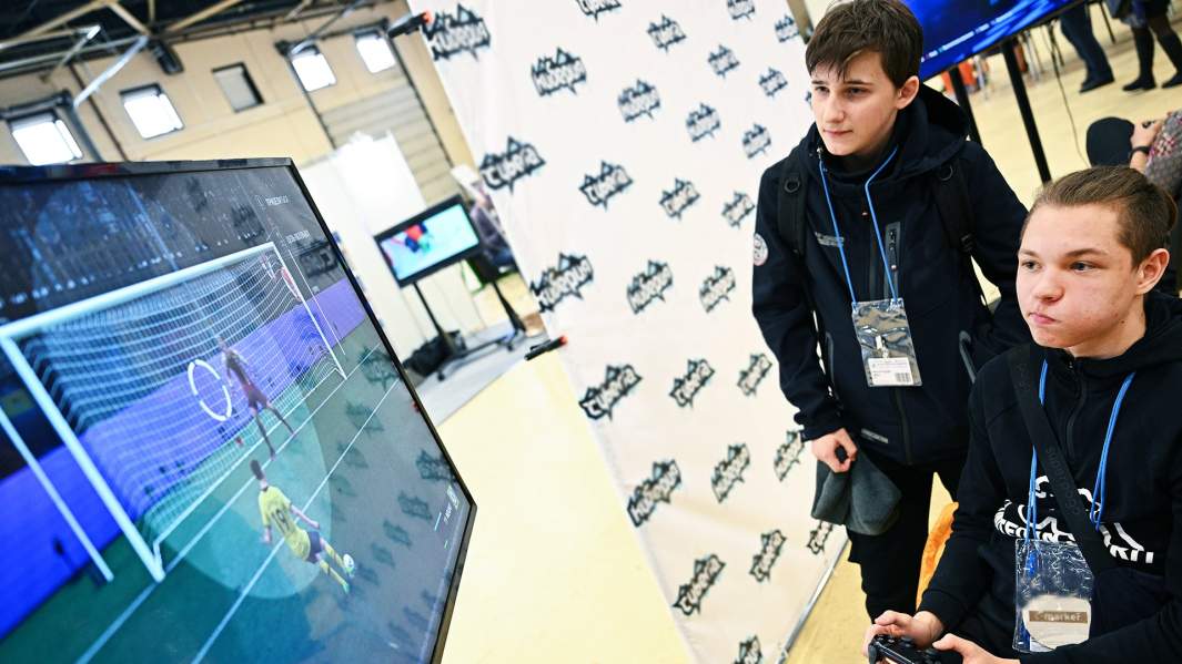 Геймеры играют в FIFA