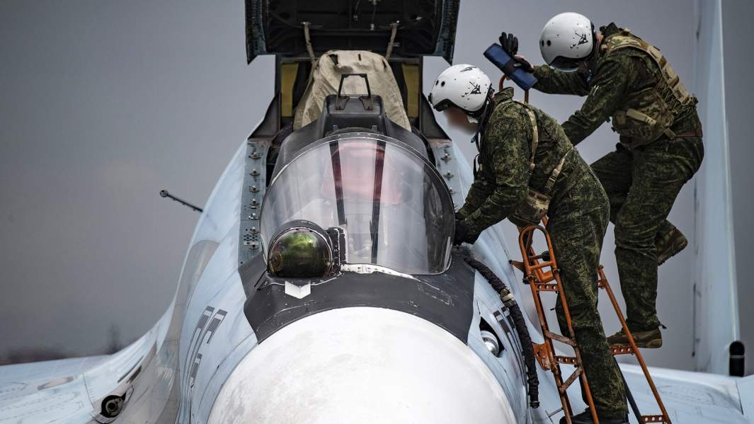 Пилоты многоцелевого истребителя Су-30СМ