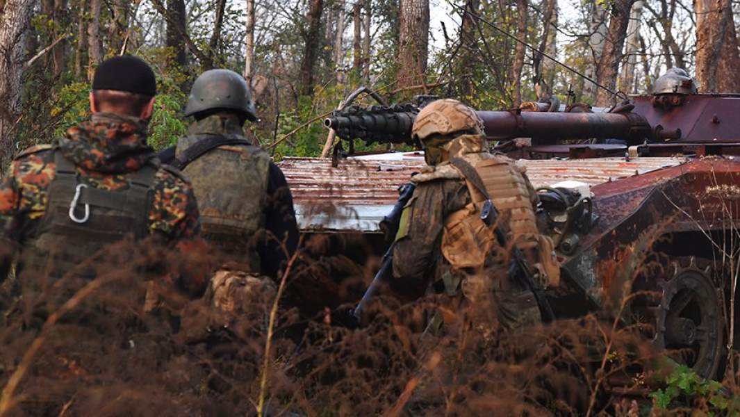 Разведчики ЧВК «Вагнер» производят разведку местности на линии боевого соприкосновения