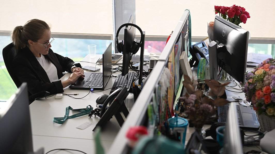 Офисная работница на рабочем месте