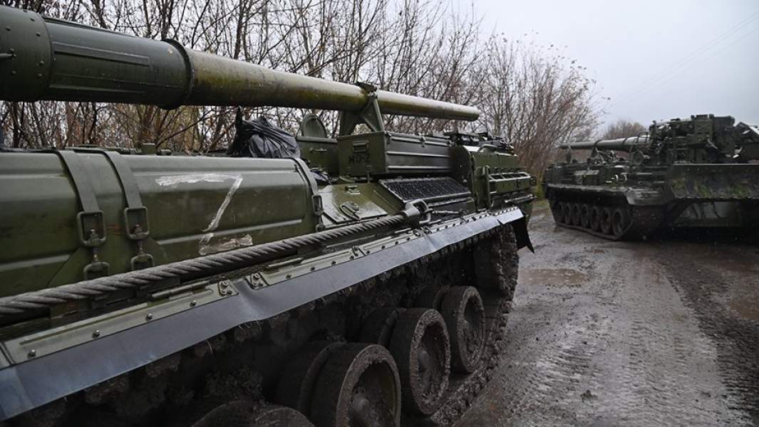 203-миллиметровые самоходные артиллерийские установки 2С7 «Пион» выдвигаются к месту выполнения боевой задачи