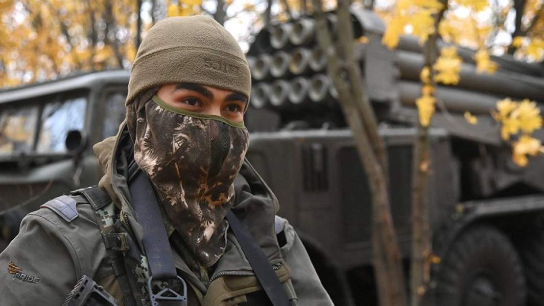 Военнослужащий расчета реактивной системы залпового огня «Ураган» шестой армии Западной группировки войск РФ