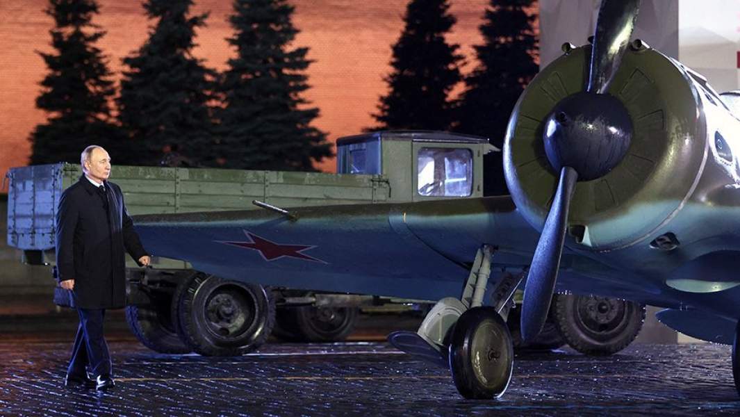 Владимир Путин во время осмотра экспозиции интерактивной выставки, посвященной истории обороны Москвы и 81-й годовщине военного парада 1941 года