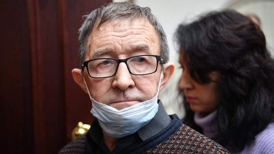 Сотрудник гимназии №175 Мулланур Мустафин, получивший ранение в результате стрельбы, у зала заседаний Верховного суда Татарстана